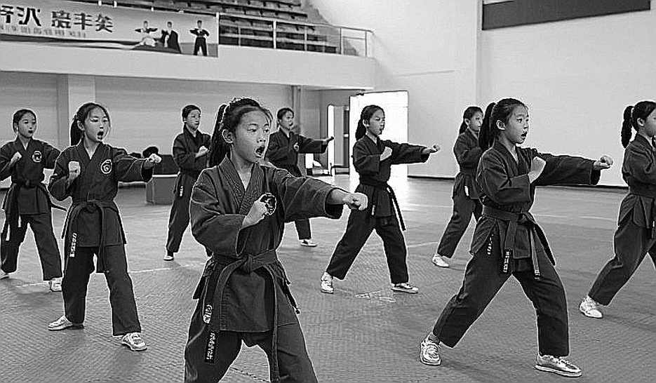 44 tuổi, Buakaw hạ Meng Gaofeng hai lần trong một năm: huyền thoại sống bằng tên, không sống bằng đỉnh cao