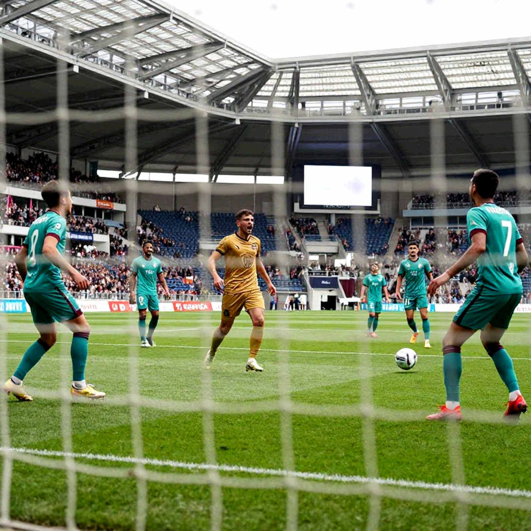 Kvaratskhelia rách dây chằng chéo: PSG mất một cầu thủ, Georgia mất cả một cửa sổ
