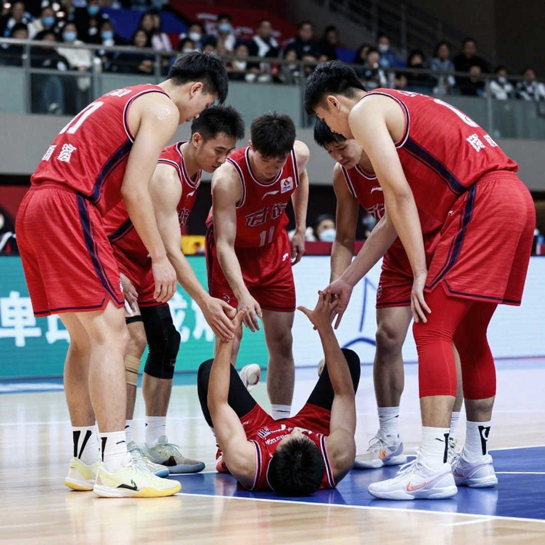 Chiếc ghế trống của Giannakopoulos và canh bạc 24 đội của EuroLeague