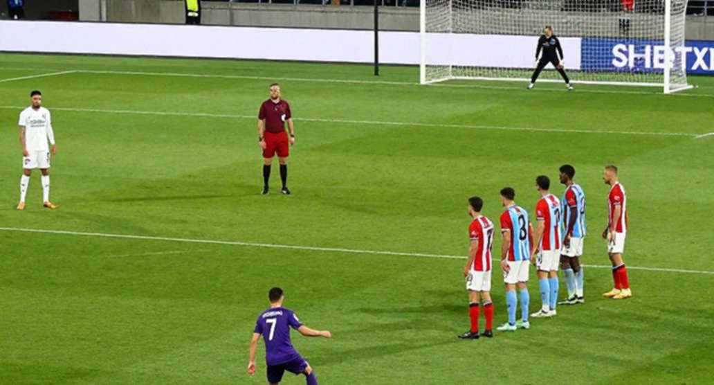 Thẻ đỏ phút 90+4: Khi thủ môn dâng cao, luật việt vị đổi chiều và trọng tài FIFA đã nhầm Thẻ đỏ phút 90+4: Khi thủ môn dâng cao, luật việt vị đổi chiều và trọng tài FIFA đã nhầm