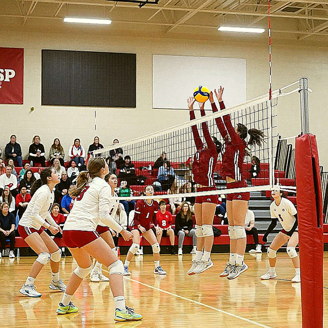 Kentucky hạ Louisville 3-1: bốn mũi tấn công và một set đấu 29-27